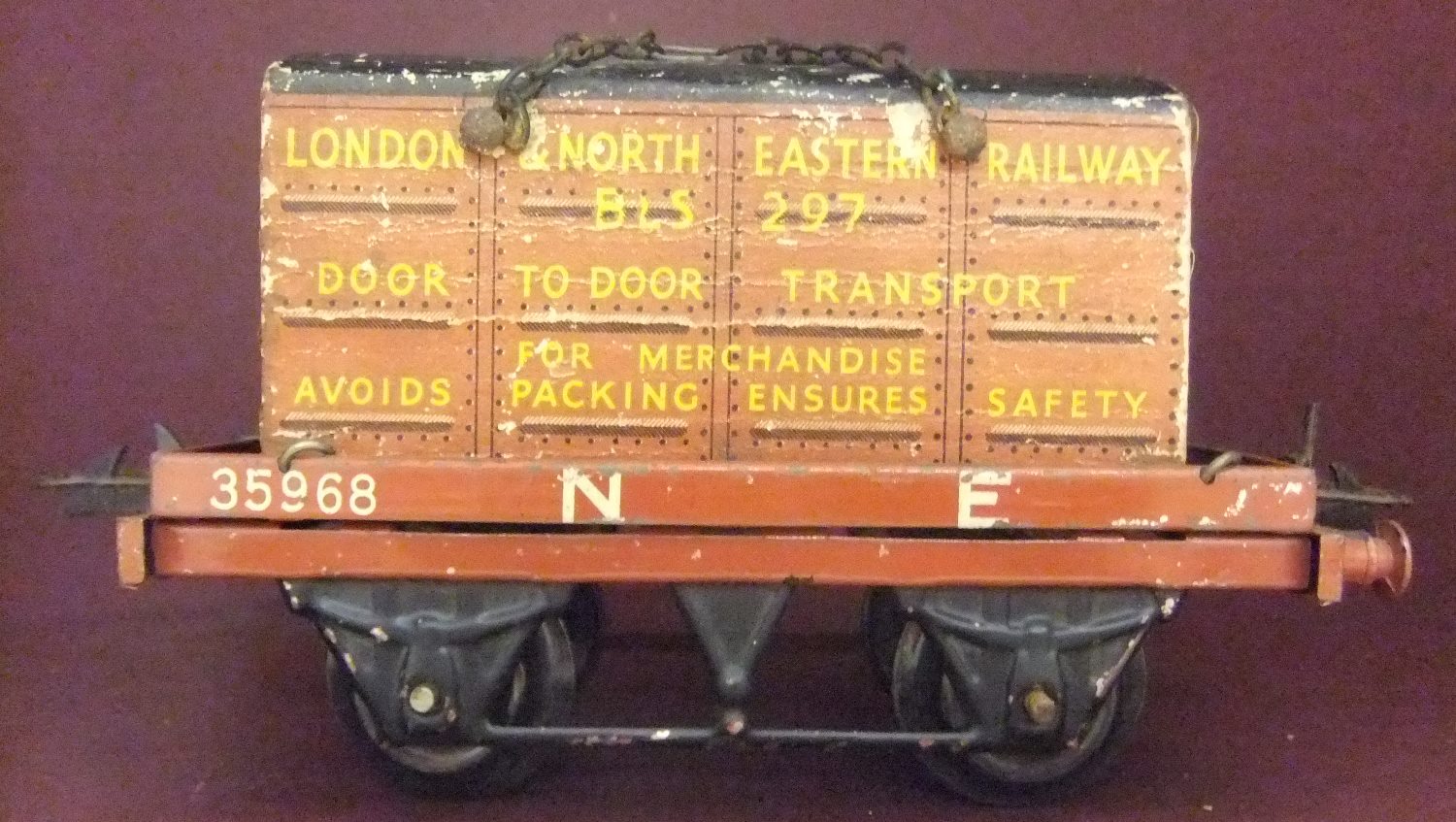 Hornby 0-scale NE container wagon with container