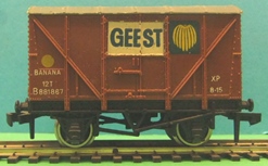 Wrenn W5007 Banana Van 'Geest' on Hornby Dublo chassis