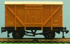 Wrenn W5047X Ventilated Van No 25 with Hornby Dublo & Triang couplings.