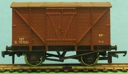 Wrenn W4325 Ventilated Van Brown  with Hornby Dublo & Triang couplings