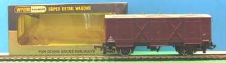 Wrenn W4305X Passenger Fruit Van - Maroon livery